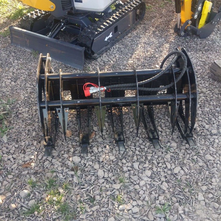 UNUSED MINI SKID STEER CURVEDLOG GRAPPLE MODEL # MCLG60