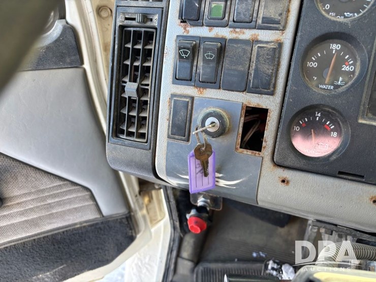 1998-freightliner-fl80-image-64