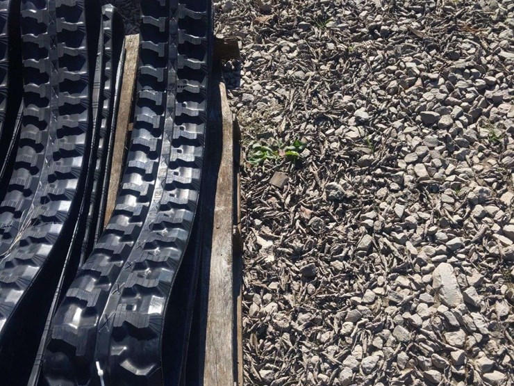 qty-(1)-set-unused-mini-excavator-rubber-tracks-image-1