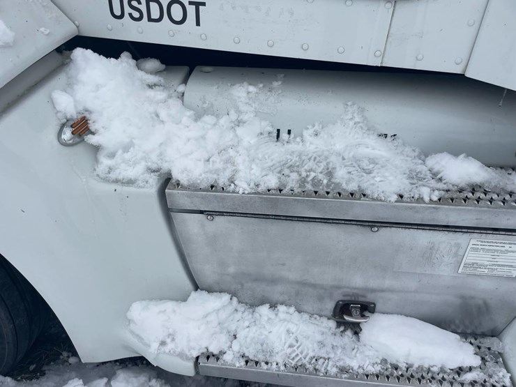 2012-peterbilt-384-image-12