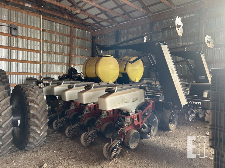 2004-white-8516-image-1