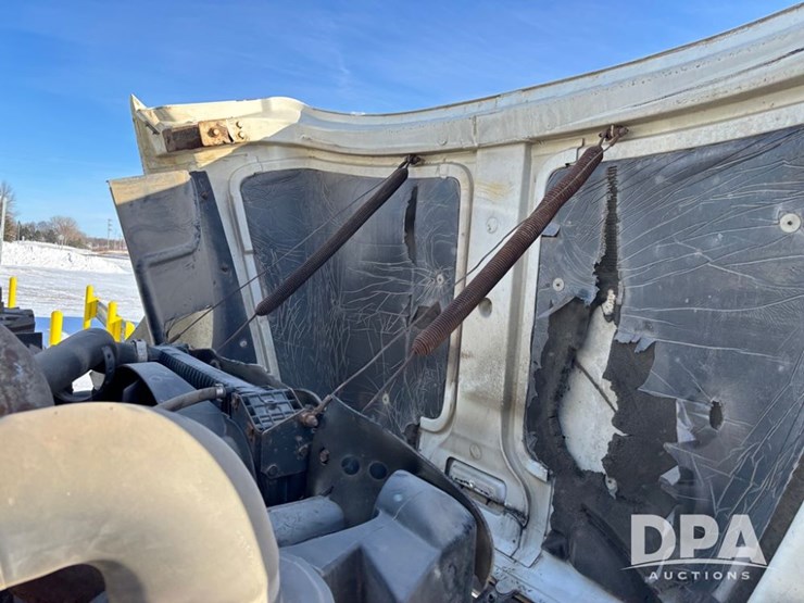 1998-freightliner-fl80-image-25