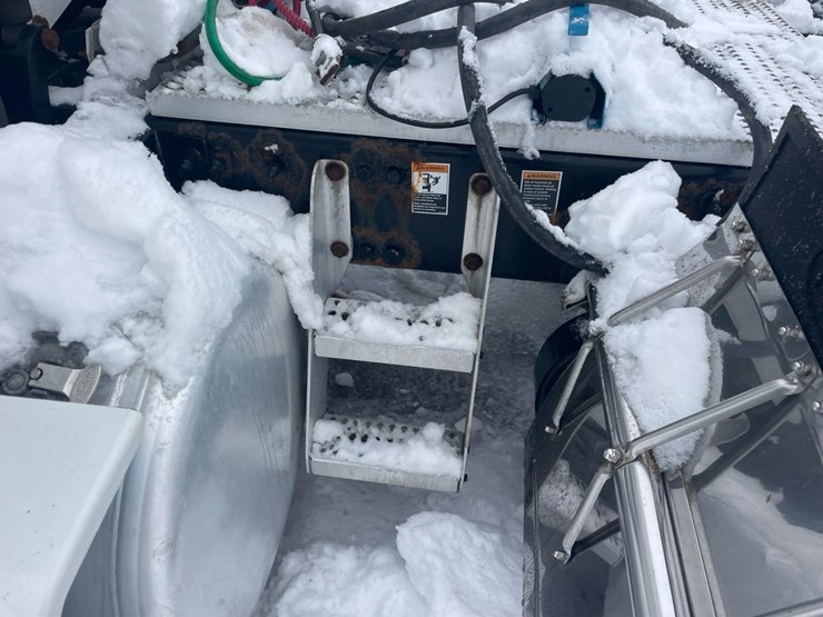 2012-peterbilt-384-image-15