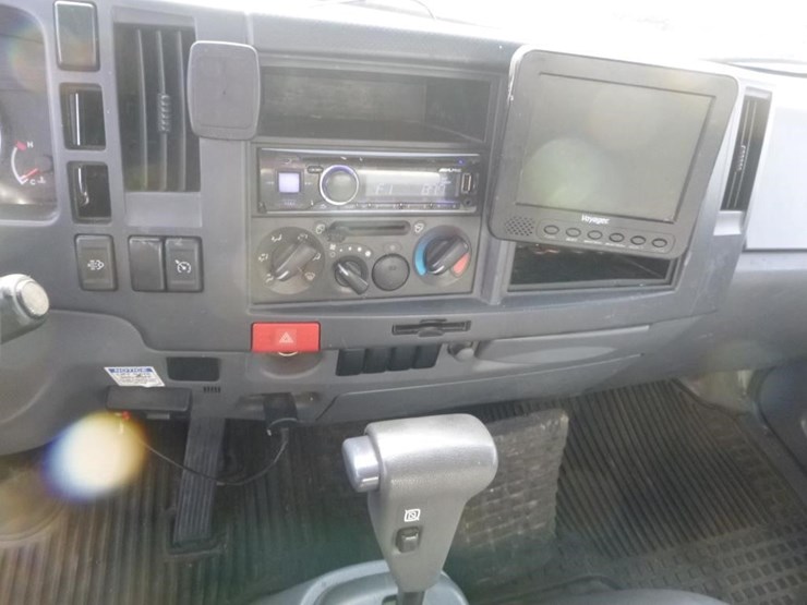 2016-isuzu-nrr-image-16