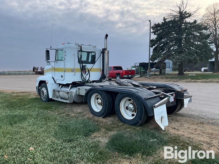 2001-freightliner-fld120-image-7