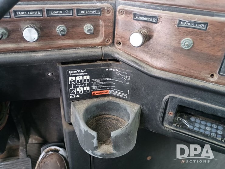 1996-freightliner-fld120-image-28