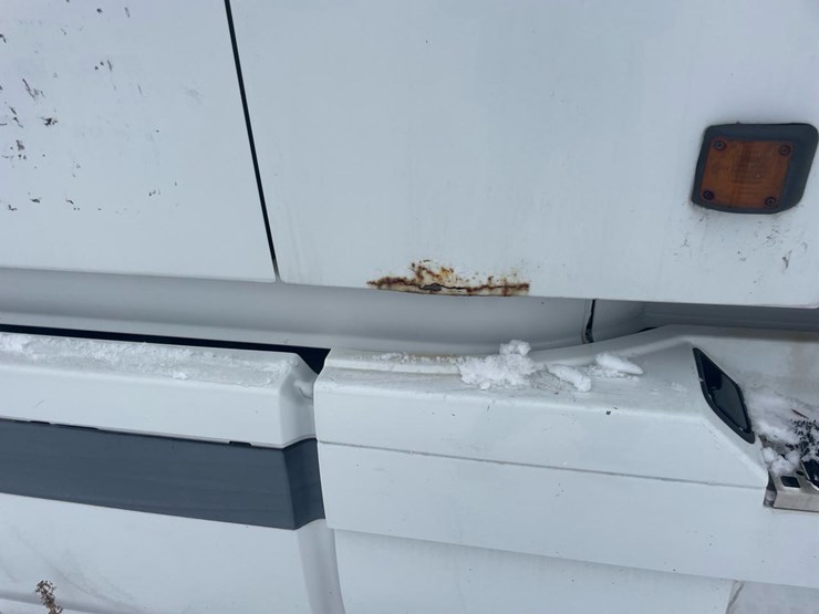 #149-•-2004-volvo-sleeper-semi-truck-image-27