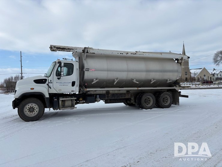 freightliner-114sd-image-4