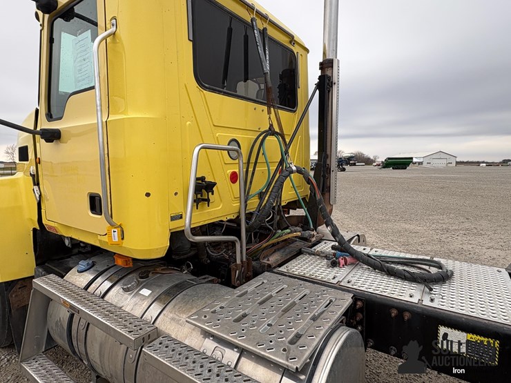 2013-mack-chu613-pinnacle-t/a-day-cab-truck-tractor-image-9