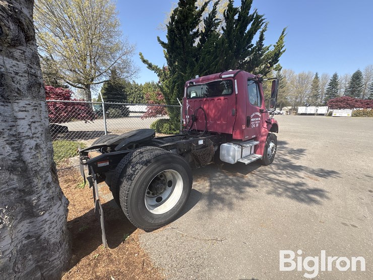 2004-freightliner-m2-106-image-5