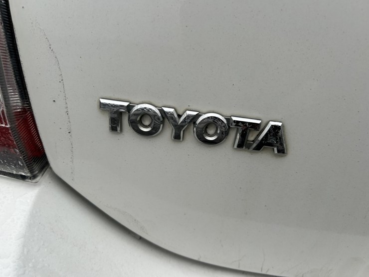 2004-toyota-prius-hybrid-sedan-image-14