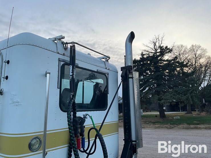 2001-freightliner-fld120-image-11