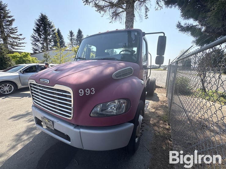 2004-freightliner-m2-106-image-1