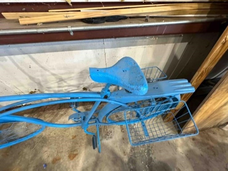 vintage-metal-bicycle-image-3