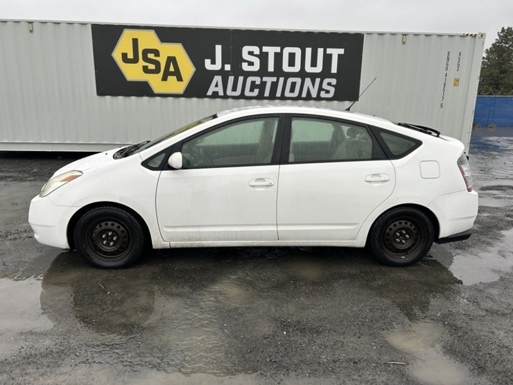 2004-toyota-prius-hybrid-sedan-image-2