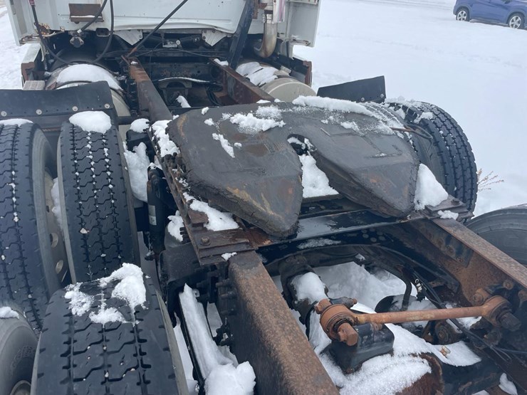 #149-•-2004-volvo-sleeper-semi-truck-image-19