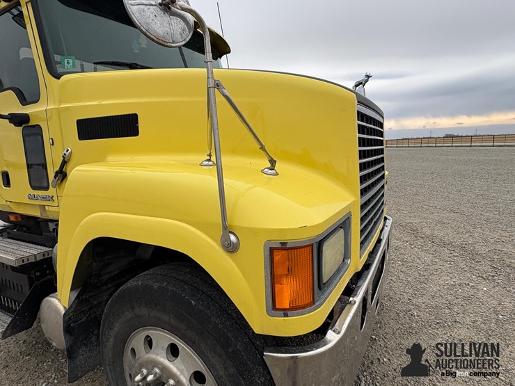2013-mack-chu613-pinnacle-t/a-day-cab-truck-tractor-image-17