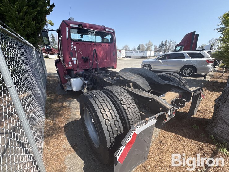 2004-freightliner-m2-106-image-7