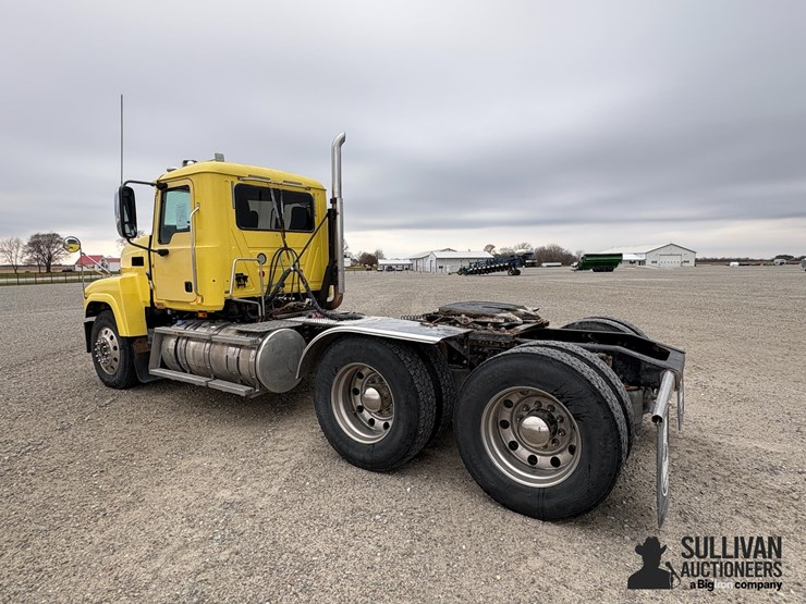 2013-mack-chu613-pinnacle-t/a-day-cab-truck-tractor-image-7