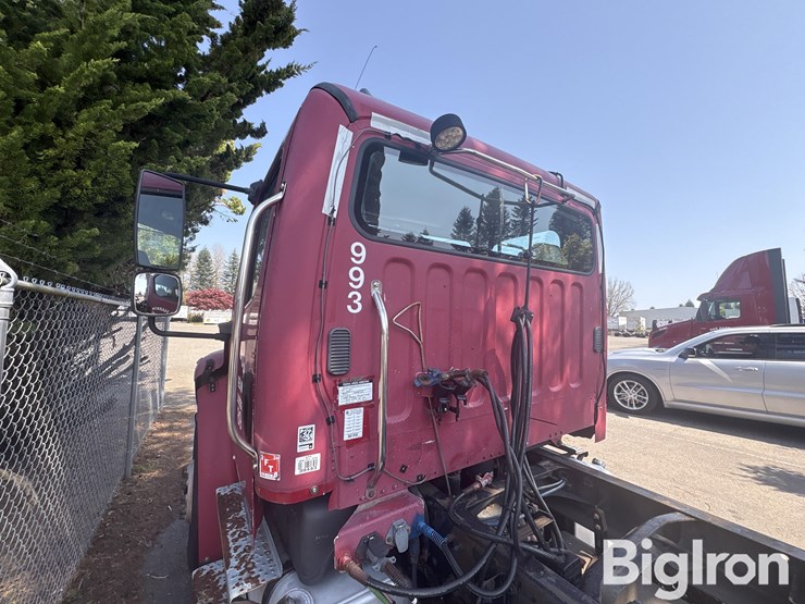 2004-freightliner-m2-106-image-11