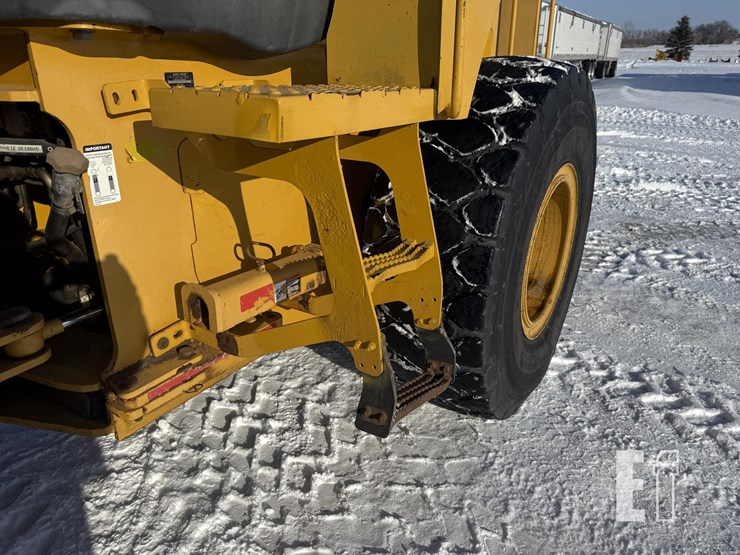 2011-deere-624k-image-22