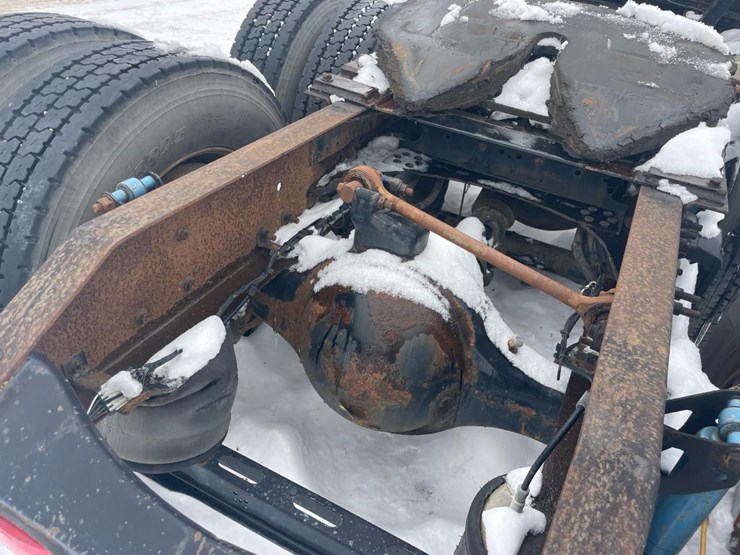 #149-•-2004-volvo-sleeper-semi-truck-image-21