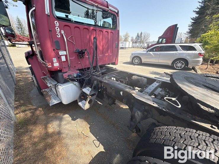 2004-freightliner-m2-106-image-8