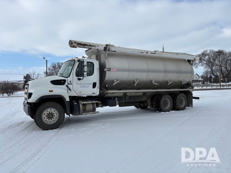 freightliner-114sd-image-3