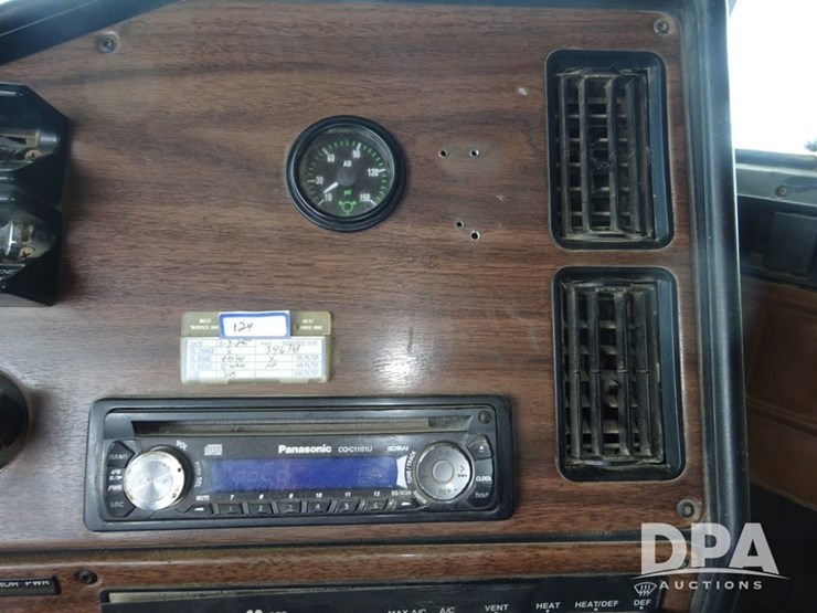 1994-freightliner-fld120-image-95