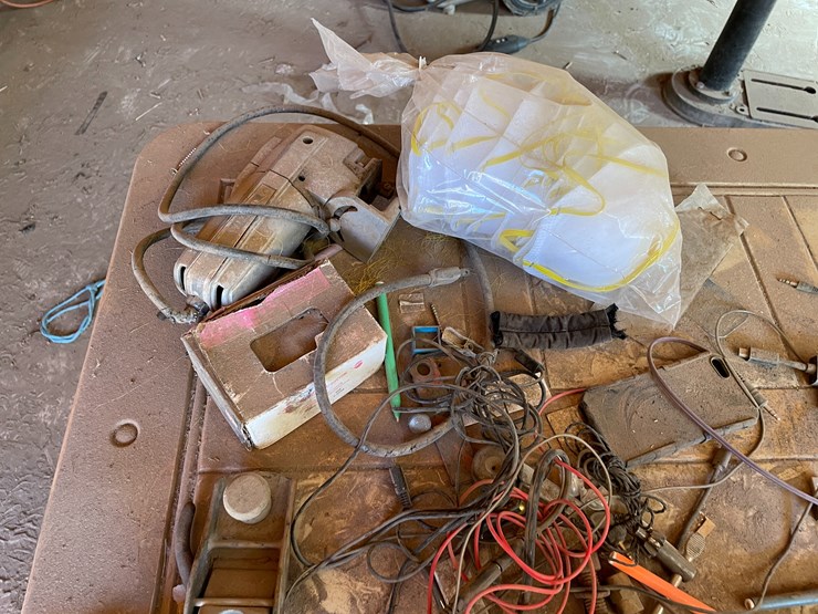 #3693-•-tables-and-hardware-image-7