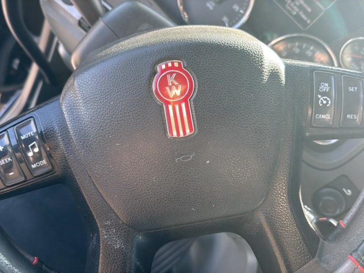 2019-kenworth-t680-image-59