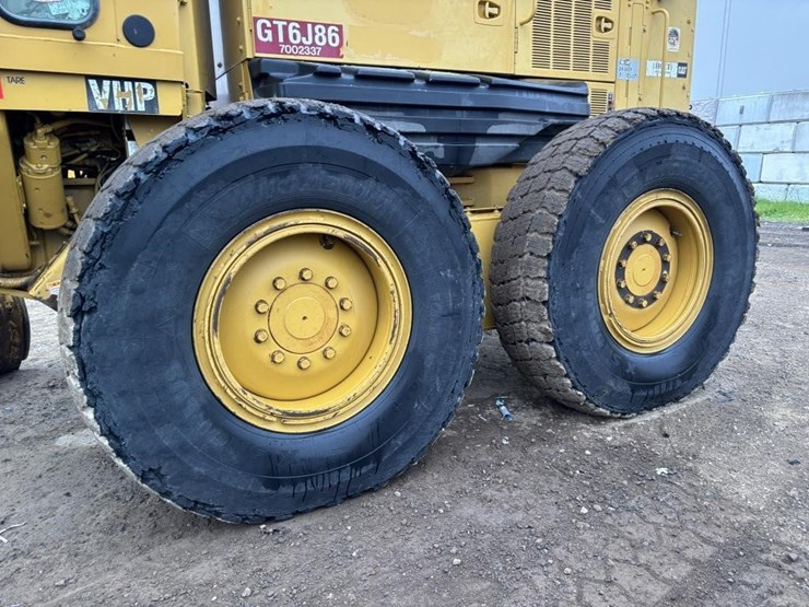 2005-caterpillar-143h-image-33