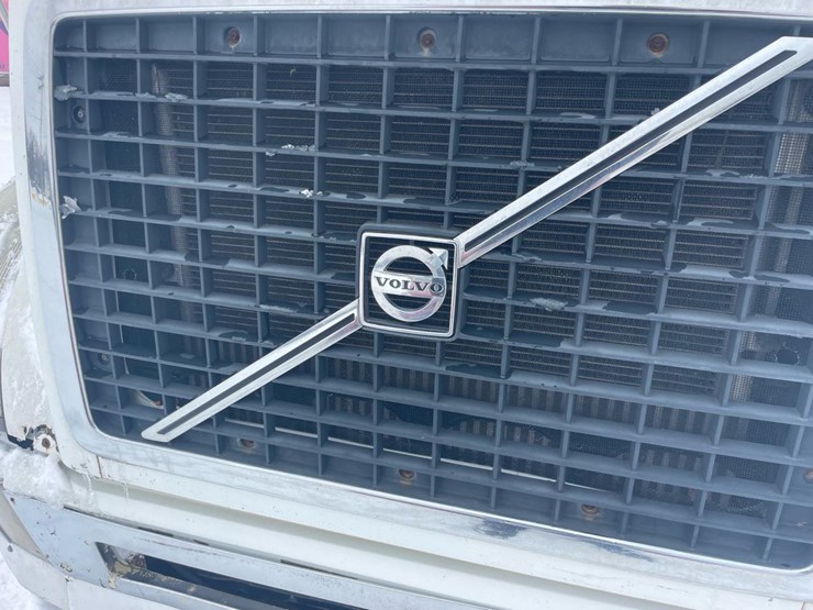 #149-•-2004-volvo-sleeper-semi-truck-image-9