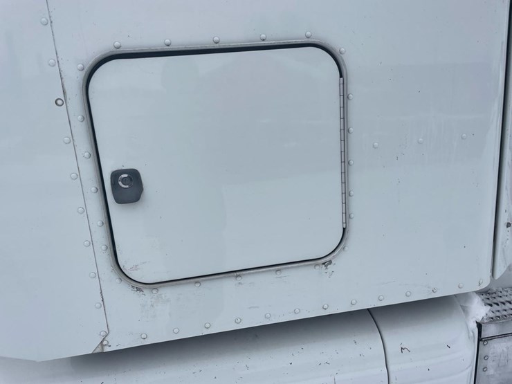 2012-peterbilt-384-image-24