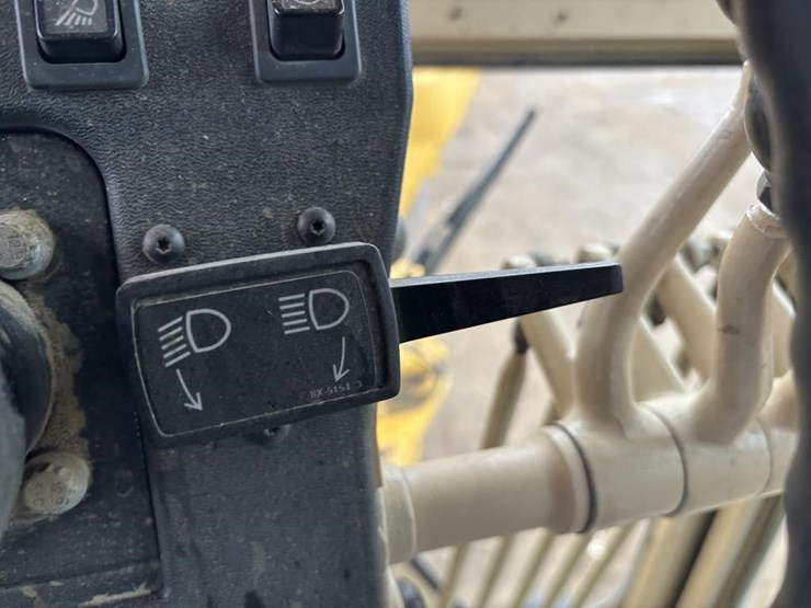 2005-caterpillar-143h-image-44