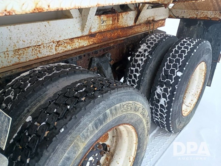 1996-freightliner-fld120-image-19