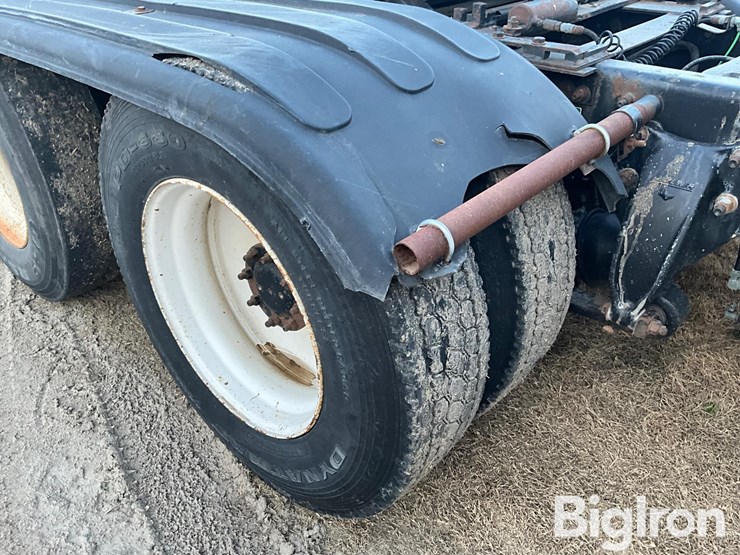 2001-freightliner-fld120-image-16