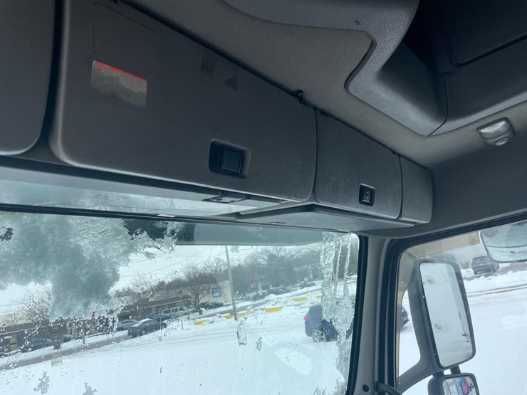 #149-•-2004-volvo-sleeper-semi-truck-image-38