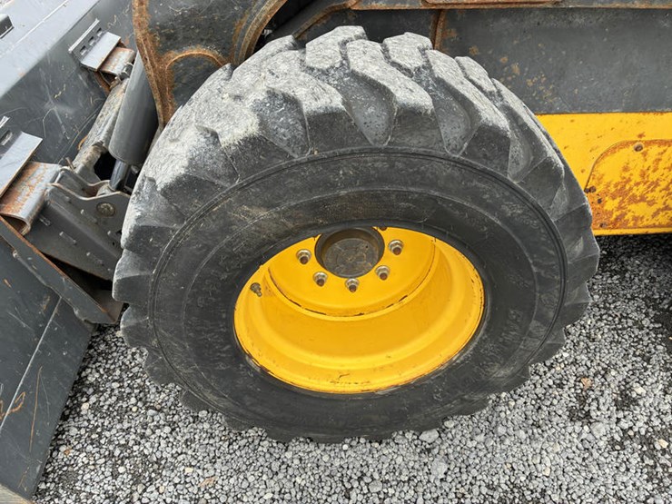 new-holland-l230-image-2