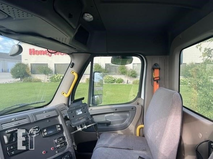 2020-freightliner-cascadia-113-image-18