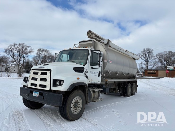 freightliner-114sd-image-1