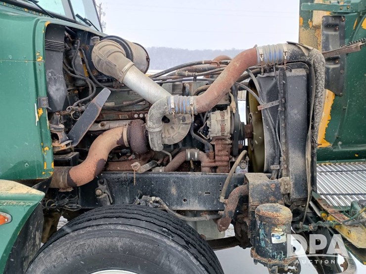 1996-freightliner-fld120-image-16