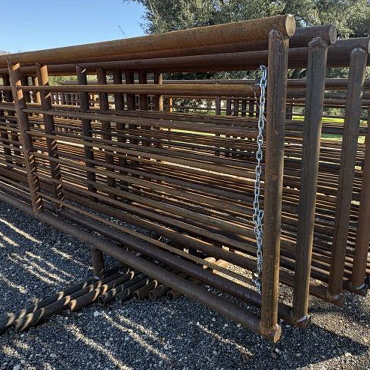 #44 • Freestanding Panels 24' w/ 12' Gate