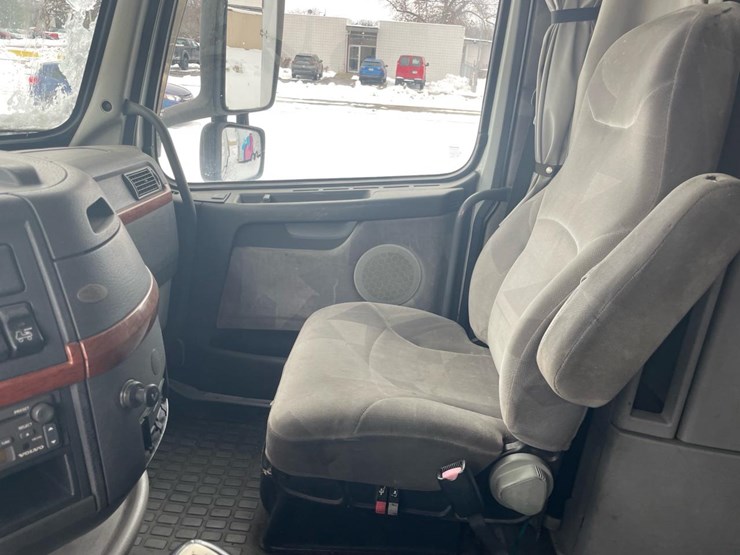 #149-•-2004-volvo-sleeper-semi-truck-image-34