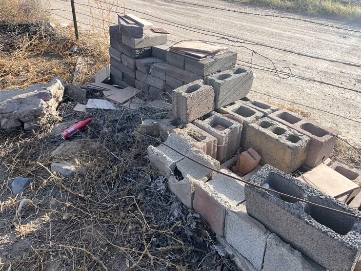 #3733-•-cinder-blocks-and-pavers-image-16