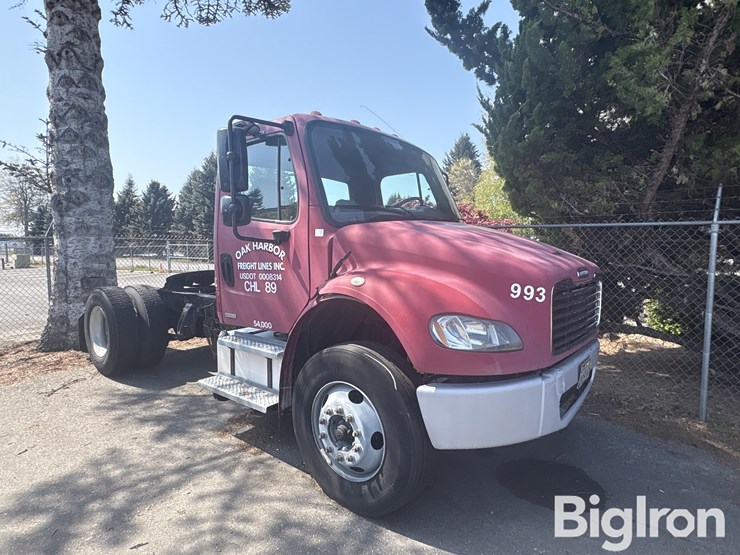 2004-freightliner-m2-106-image-3