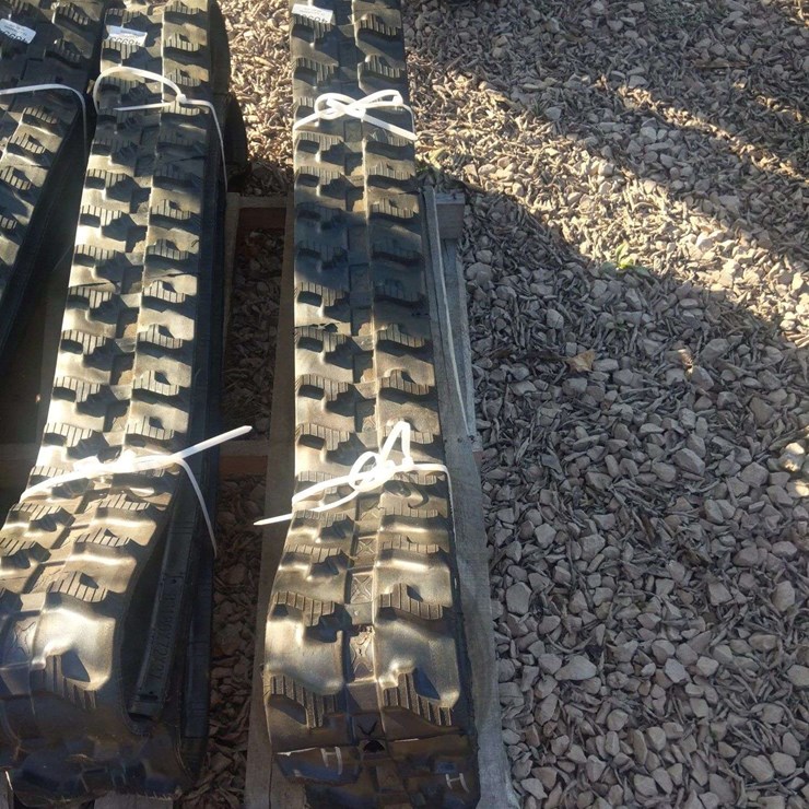 QTY (1) SET MINI EXCAVATOR RUBBER TRACKS
