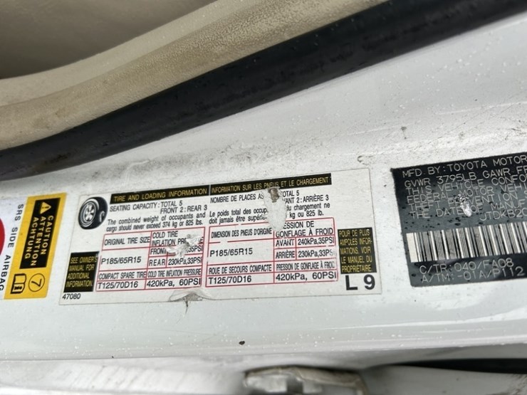 2004-toyota-prius-hybrid-sedan-image-17