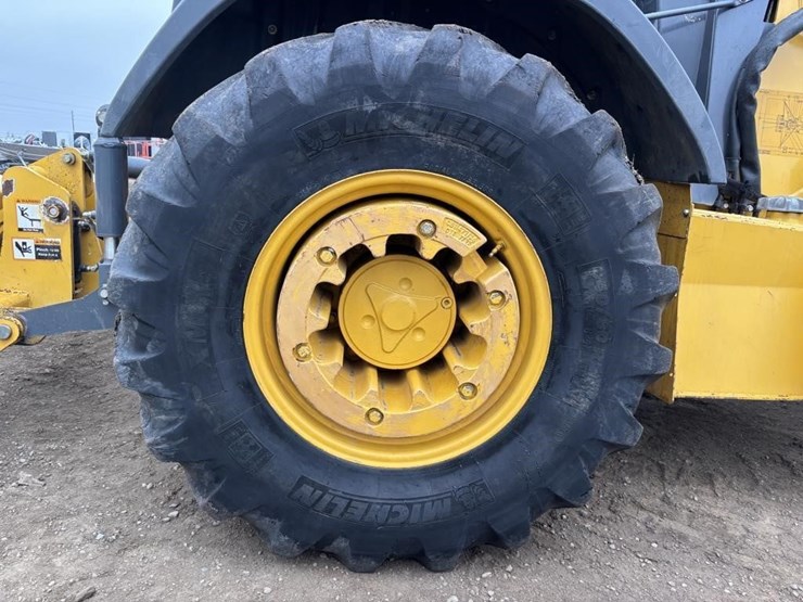 2017-deere-210l-image-28