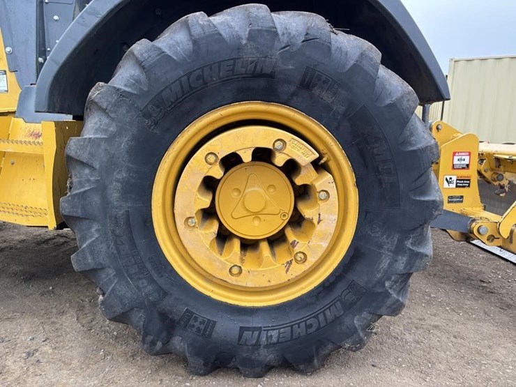 2017-deere-210l-image-30